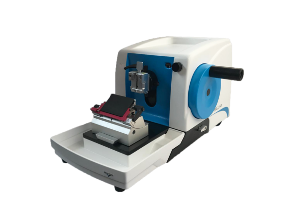 Vista general del microtomo manual rotativo MR2258 con volante y bandeja de residuos