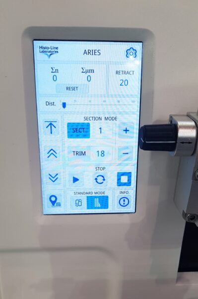 Pantalla LCD y teclado del microtomo ARM3750 mostrando interfaz de programación de cortes