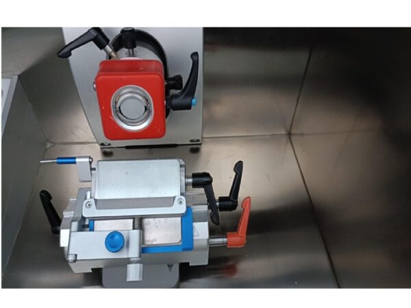 Detalle del portacuchillas ajustable y sistema de congelación rápida del criostato MC 5000