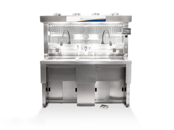 Estación de tallado elevable EVO-ED en laboratorio, configurada para dos puestos de trabajo.