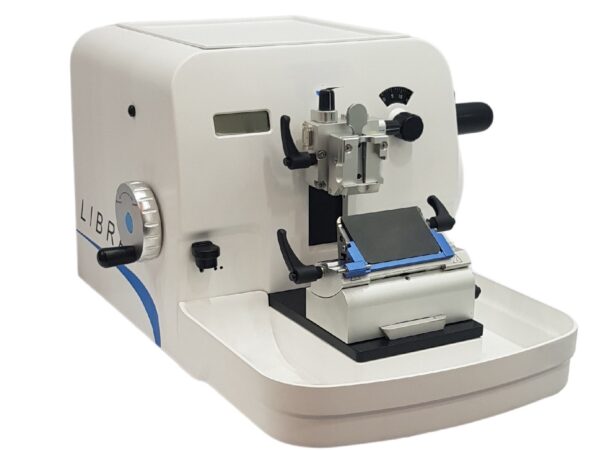 Zona de corte del microtomo MR3000 equipada con portacuchillas y cuchilla desechable