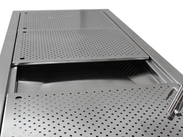 Detalle del sistema de rejillas perforadas para extracción de vapores en la mesa de autopsia 6ATP299