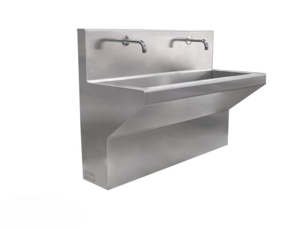 Lavamanos quirúrgico mural 6SS72 instalado en sala de autopsia, uso simultáneo por dos operadores con control de pedal