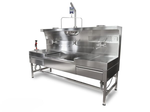 Vista frontal del fregadero mural para autopsia con sistema de hidroaspiración y grifería giratoria