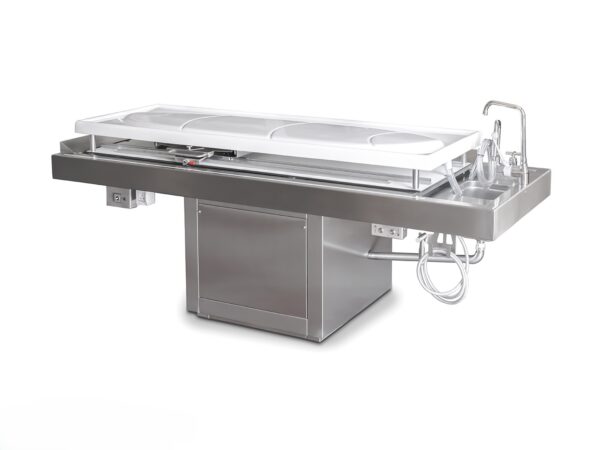 Detalle del módulo de rayos X desmontable sobre la superficie de trabajo de la mesa de autopsias