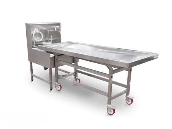 Detalle del borde radiado y conexión directa para carros en el fregadero de embalsamamiento EMBSINK76