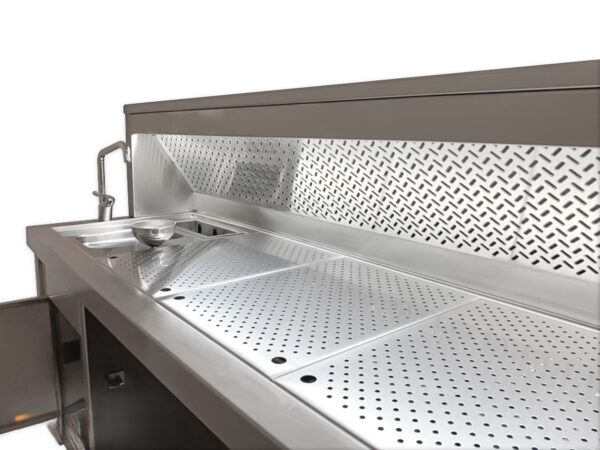 Vista frontal de estación de tallado con luz LED, armario para formol y rejillas extraíbles