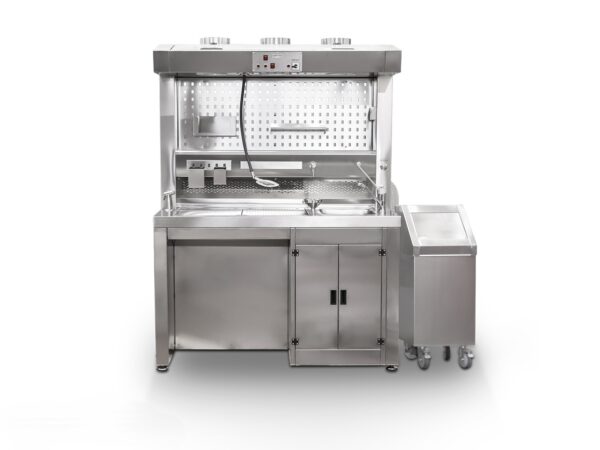 Detalle del área de trabajo y rejilla de extracción trasera en la ESTACIÓN DE TALLADO FIJA EVO150FB