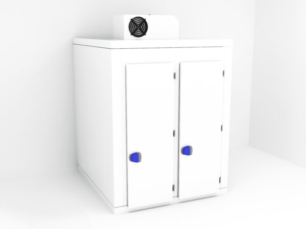 Montaje de cámara mortuoria refrigerada con paneles aislantes de alta densidad y piso reforzado.