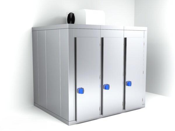 Cámara mortuoria de 3 puertas modelo PC93 con capacidad para 9 cuerpos, acabado en acero blanco.