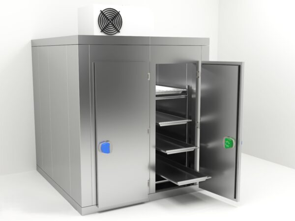 Interior de cámara mortuoria refrigerada con bandejas de acero inoxidable y estructura sanitarial.