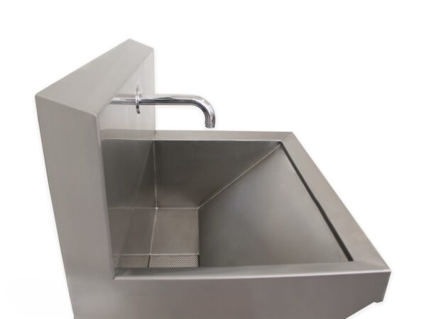 Lavamanos quirúrgico mural de acero inoxidable AISI 304 con pedal, vista frontal - modelo SCRUBSINK600