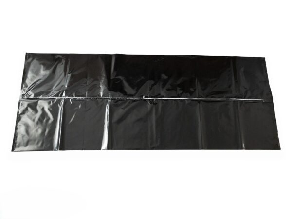 Modelo compostable de bolsa mortuoria en negro, alternativa ecológica