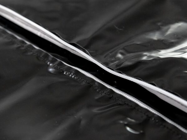 Detalle de cremallera doble recta en bolsa mortuoria blanca de LDPE