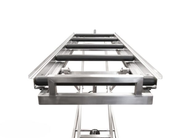 Vista frontal de carro elevador TRAYLIFT con estructura en acero inoxidable y bandeja superior con rodillos