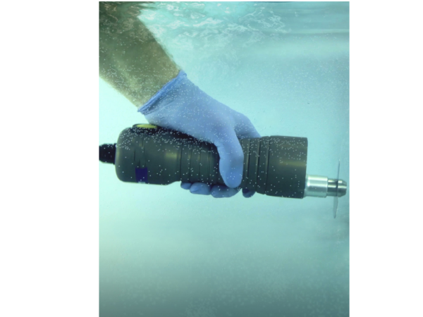 Detalle del cabezal de corte de la sierra 2BSZ11 con hoja cromada instalada